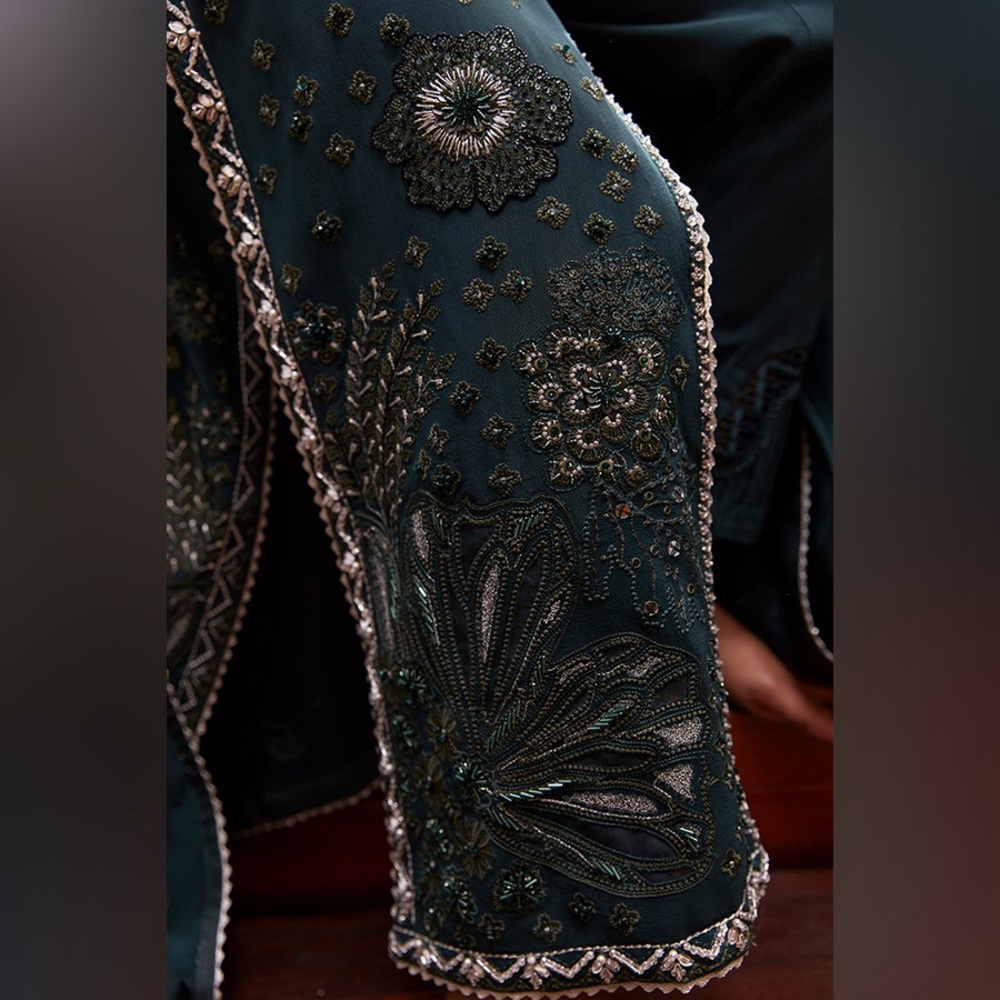 Pakistani dress DARK GREEN EMBROIDERED GRIP SILK. Worn once for 1 hour. - Picture 2 of 4